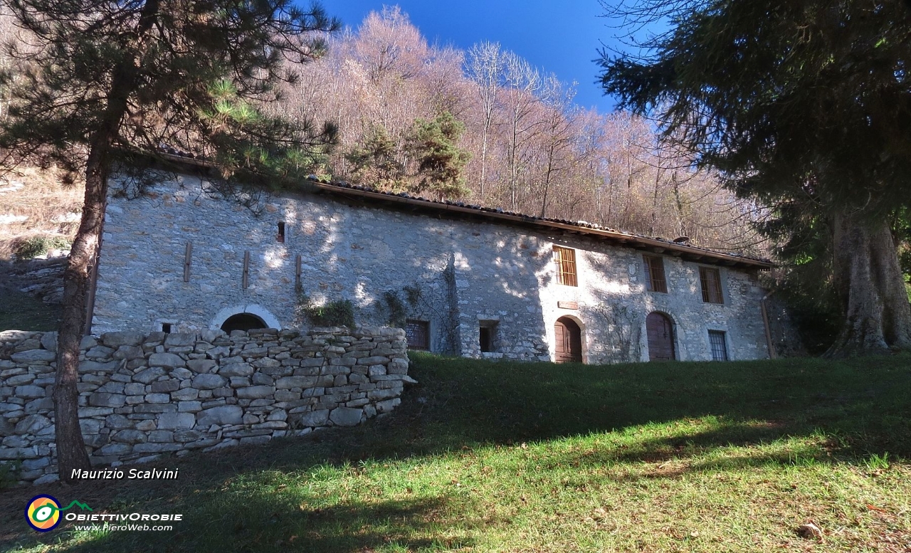 28 La grande cascina nel boschetto....JPG